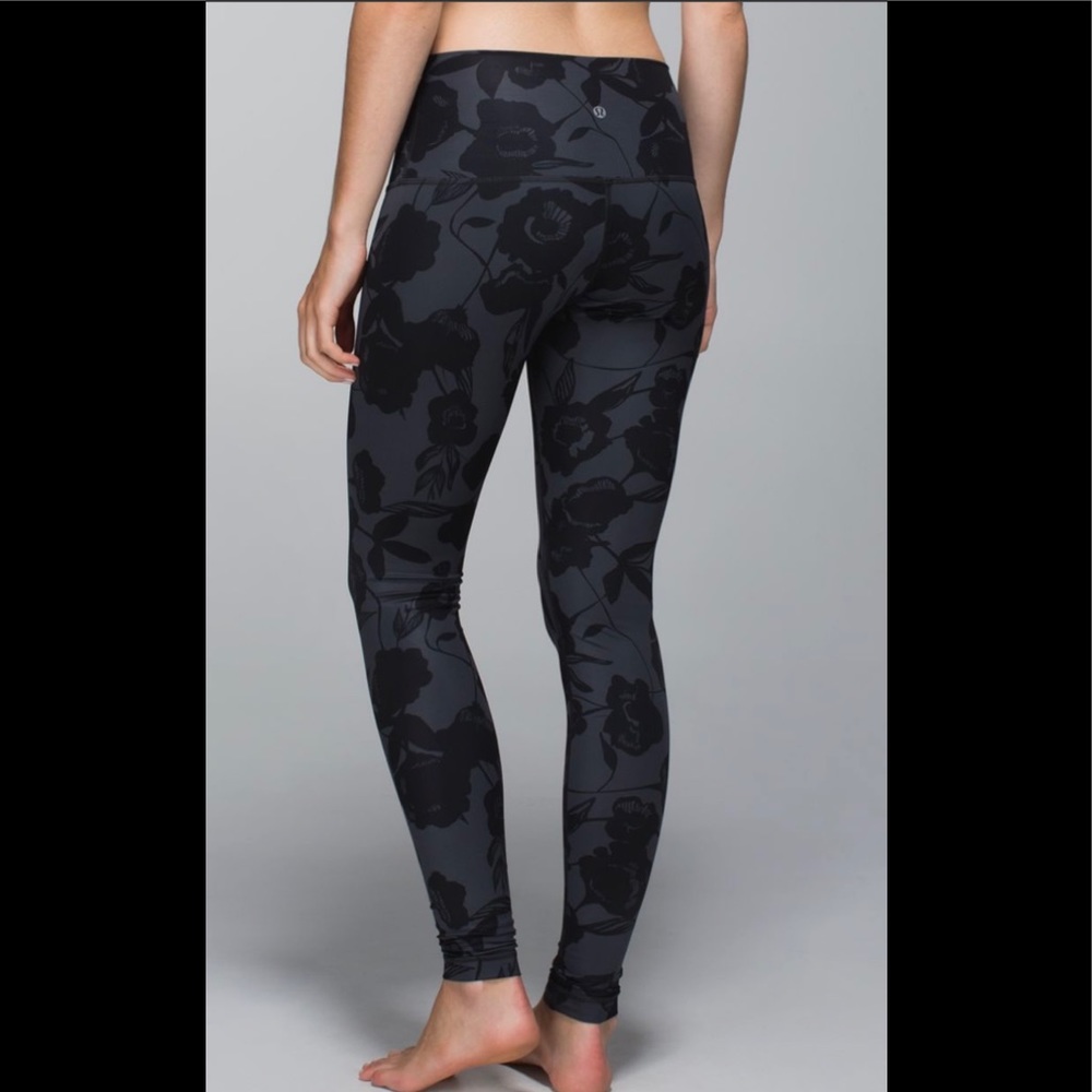 🍋Lululemon leggings wunder under black floral 4